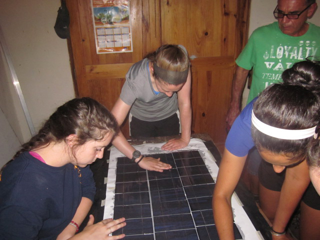 Mundy scholar Emily Ferrando and the other Grupo Fenix interns making a solar panel in Sabana Grande, Nicaragua.