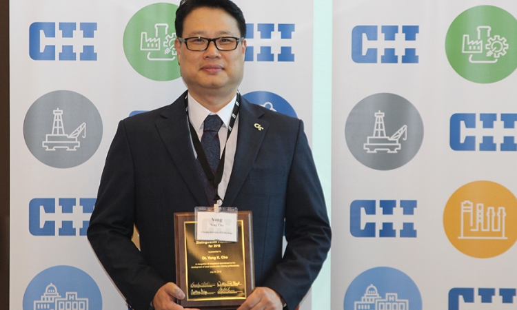 Associate Professor Yong Cho with his Distinguished Professor award from the Construction Industry Institute. (Photo Courtesy: Construction Industry Institute)