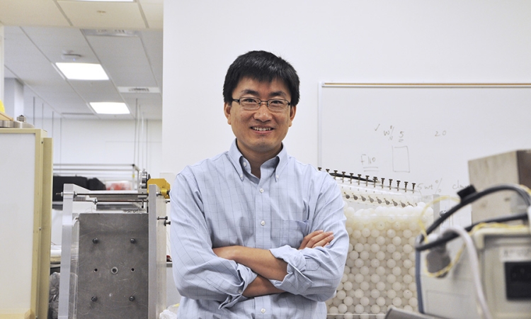 Assistant Professor Sheng Dai in his lab.