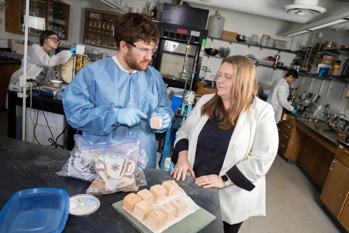 two people working in a laboratory