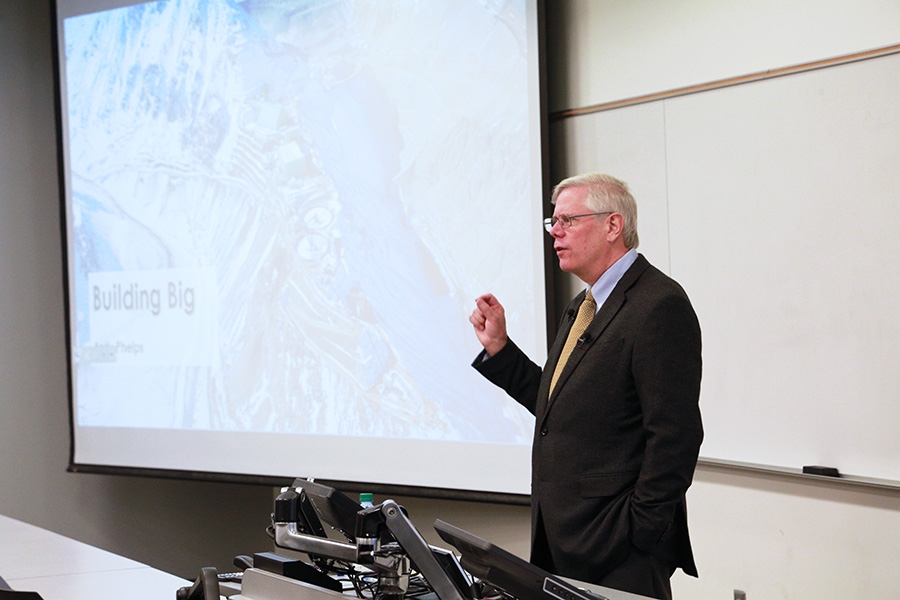 Andy Phelps delivers the fall 2017 lecture for the Hyatt Distinguished Alumni Leadership Speaker Series. (Photo by Zonglin "Jack" Li)